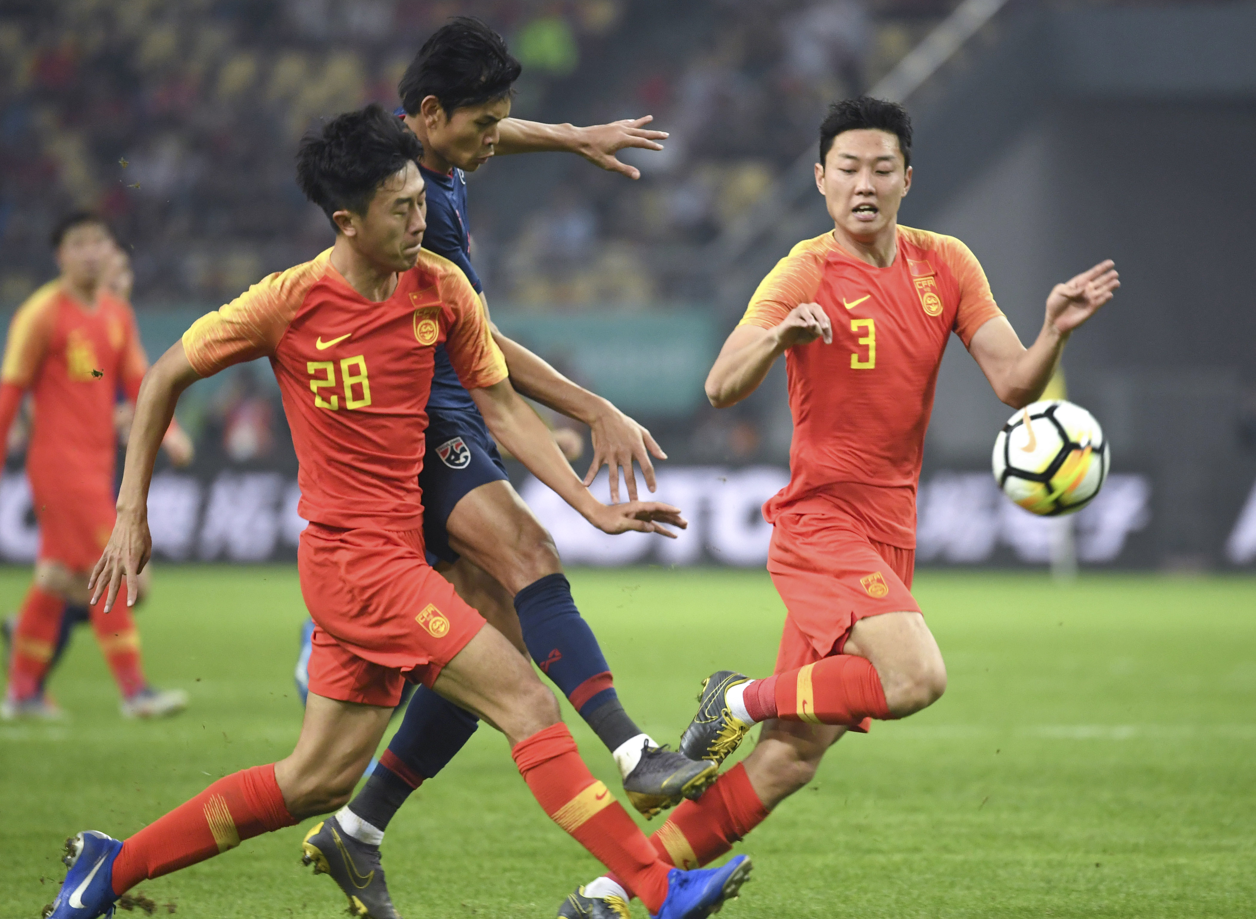 国内足球联赛巅峰对决，激烈角逐动人心弦